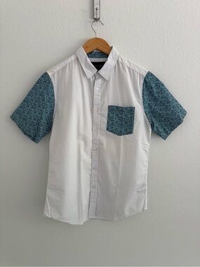 Men's Size M Zipcode Short Sleeve Button-Up Shirt with Blue Floral Sleeves